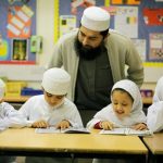 Memilih pendidikan yang baik untuk anak menurut Islam
